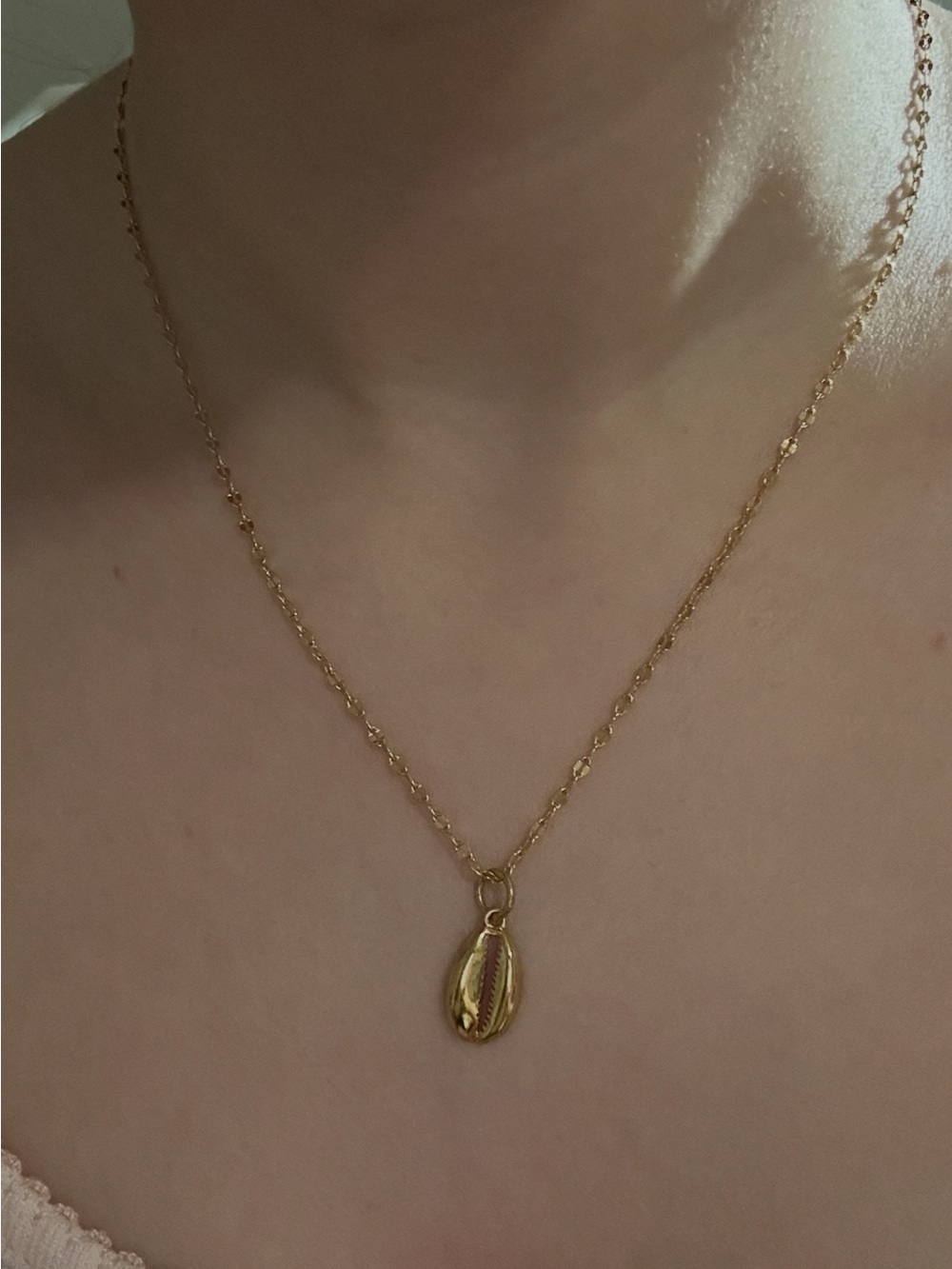 Gold Shell Pendant Necklace - Elegant Women's Jewelry